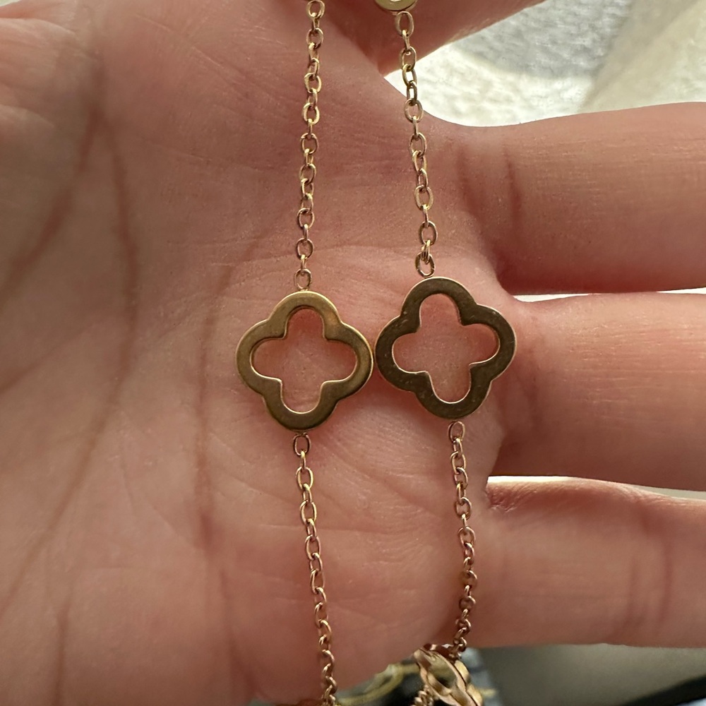Gold necklace super cute